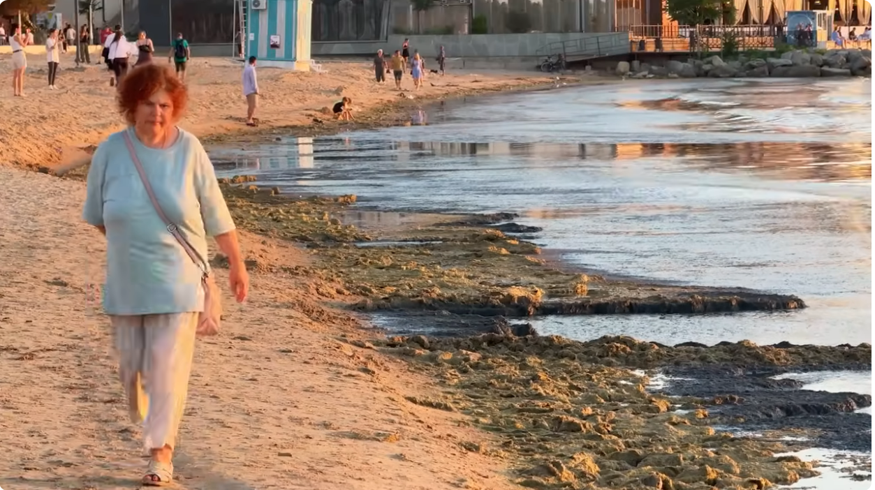 По ночам не дают спать взрывы и воздушная тревога: россияне выбрали грязное море в Анапе вместо оккупированного Крыма