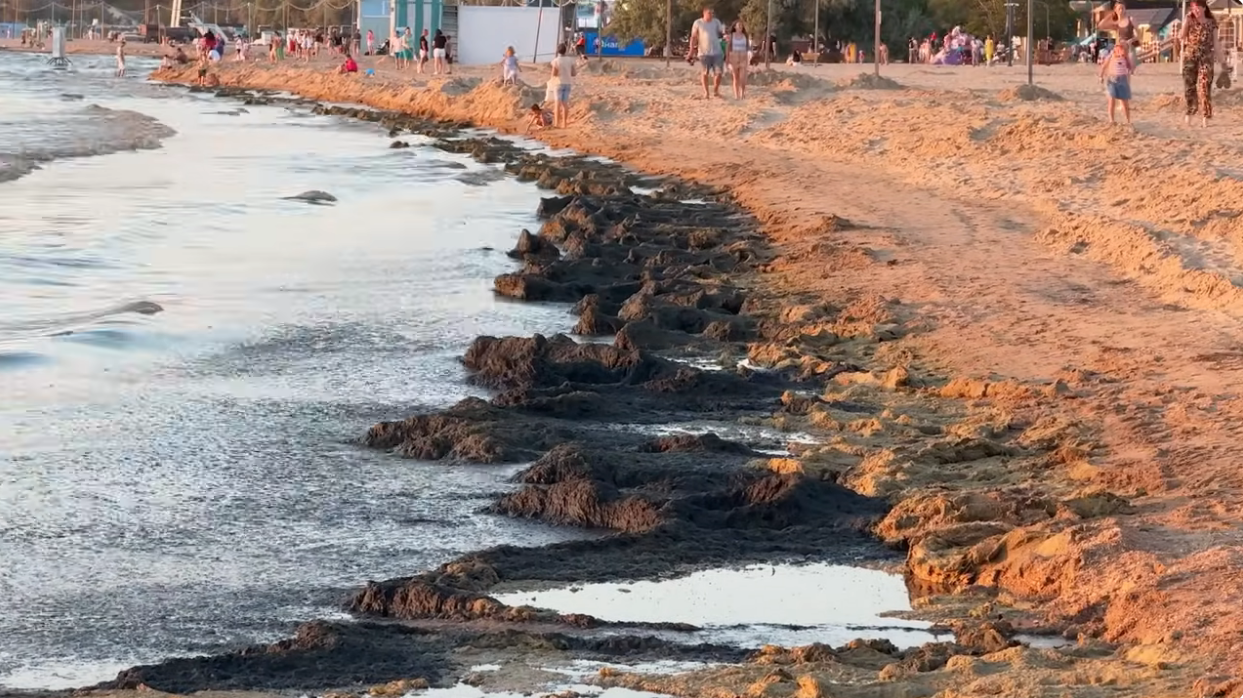 По ночам не дают спать взрывы и воздушная тревога: россияне выбрали грязное море в Анапе вместо оккупированного Крыма