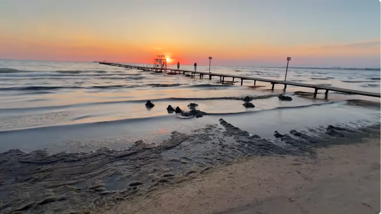 По ночам не дают спать взрывы и воздушная тревога: россияне выбрали грязное море в Анапе вместо оккупированного Крыма