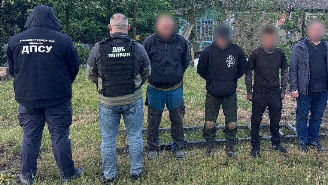 "Клиенты" заплатили более 30 тыс. евро: на Буковине разоблачили схему с переправкой мужчин через границу в Молдову. Фото
