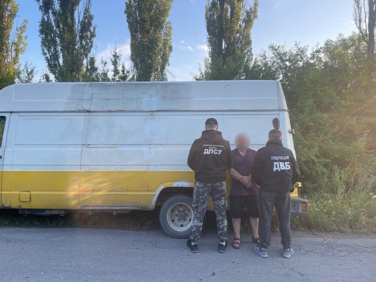 "Клиенты" заплатили более 30 тыс. евро: на Буковине разоблачили схему с переправкой мужчин через границу в Молдову. Фото