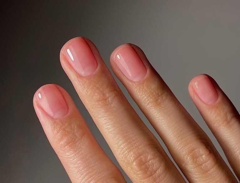 По-настоящему летние: какие цвета маникюра сделать в августе