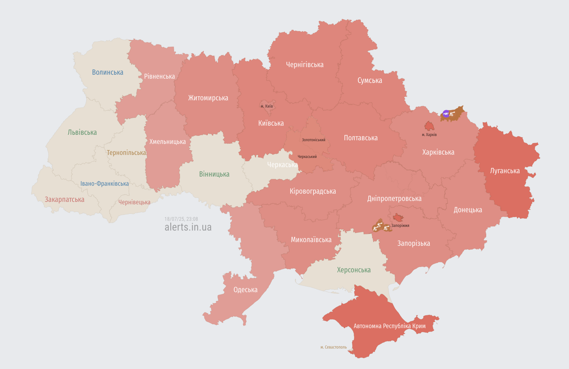 Росія масовано атакує Україну "Шахедами": у Києві уламки впали на дух будинку, в Одесі люди опинились у вогняній пастці. Карта