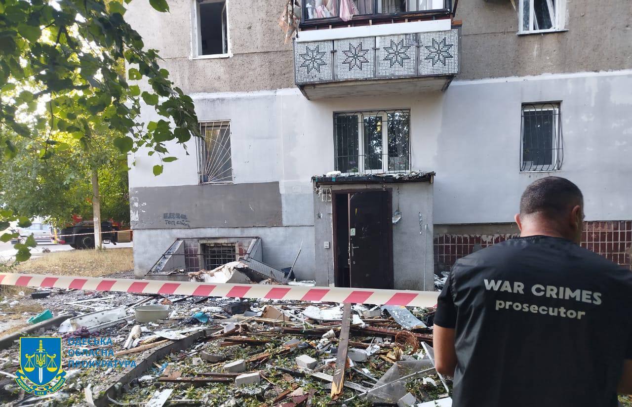 РФ массированно ударила дронами по Одессе: вспыхнула многоэтажка, есть жертва и пострадавшие. Фото и видео