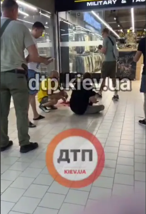 Кажуть, що не поділили чергу: у Києві на Видубичах у ТРЦ сталась різанина. Фото та відео qhxidzuidqdihqzrz
