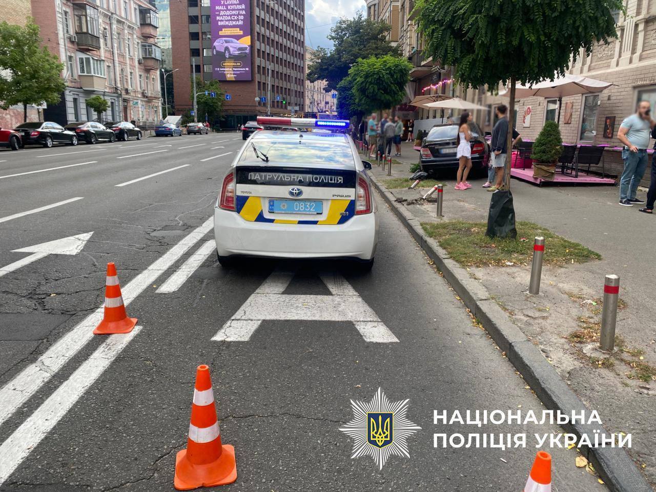 В Киеве Mercedes влетел в летнюю террасу кафе: есть пострадавшая. Фото и видео