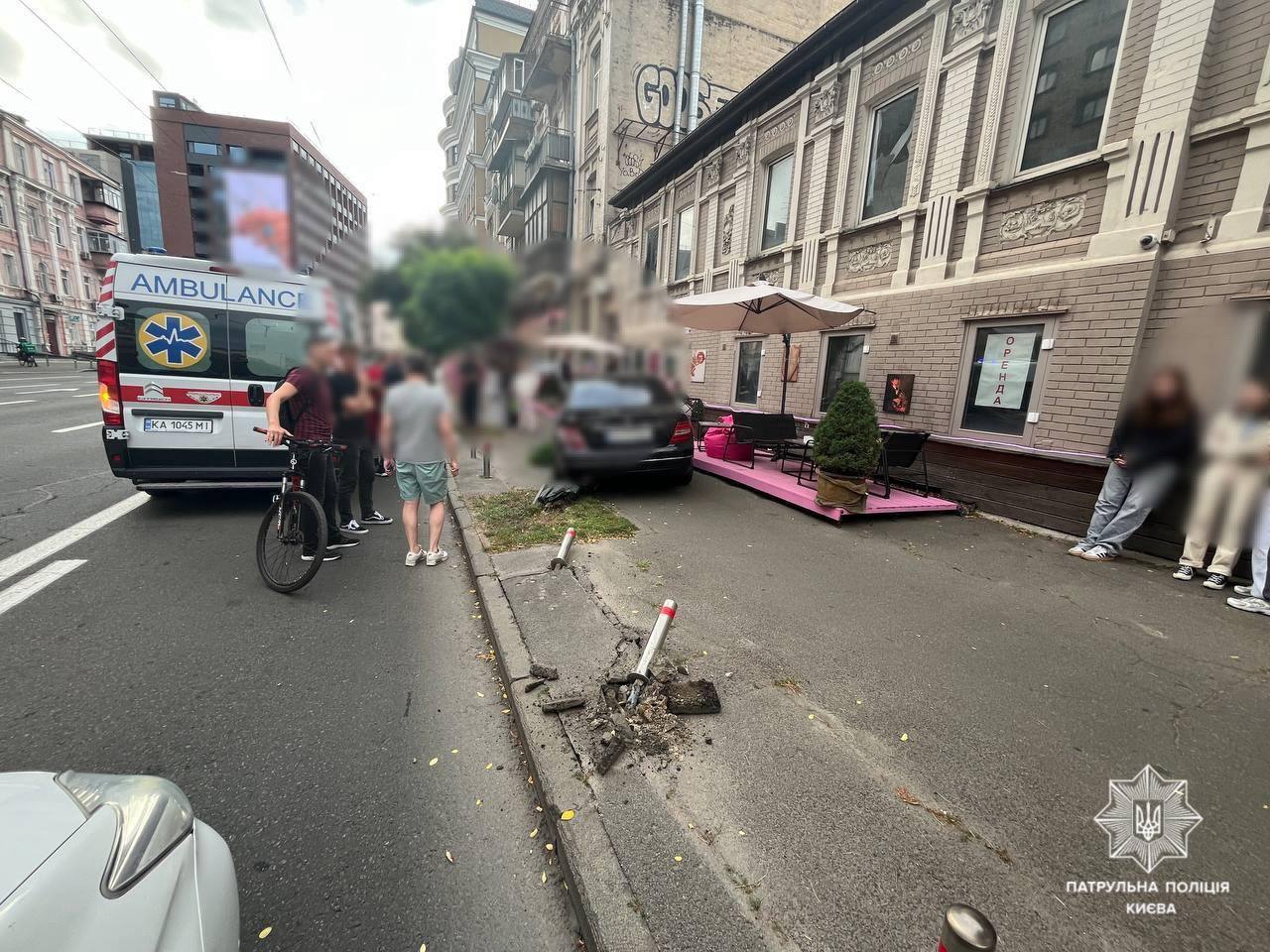 В Киеве Mercedes влетел в летнюю террасу кафе: есть пострадавшая. Фото и видео