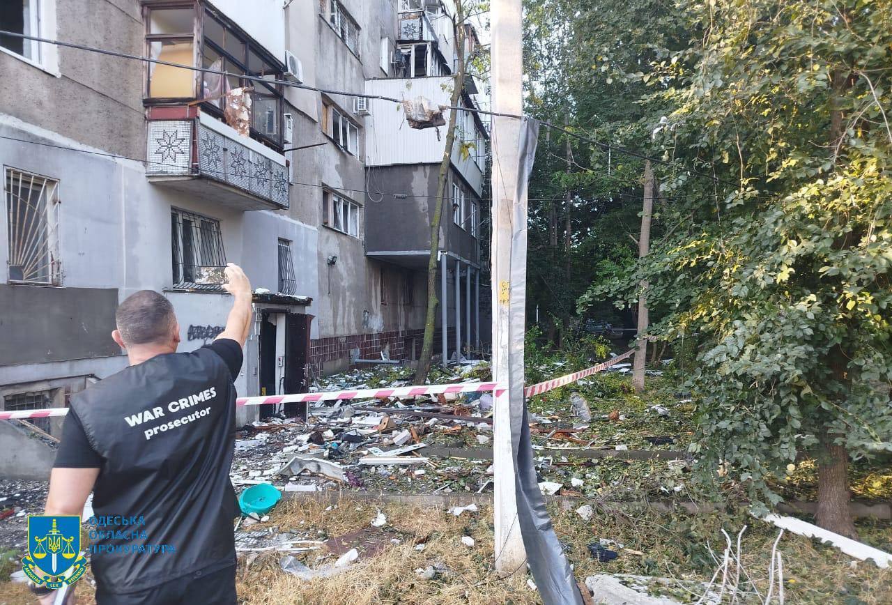 РФ массированно ударила дронами по Одессе: вспыхнула многоэтажка, есть жертва и пострадавшие. Фото и видео