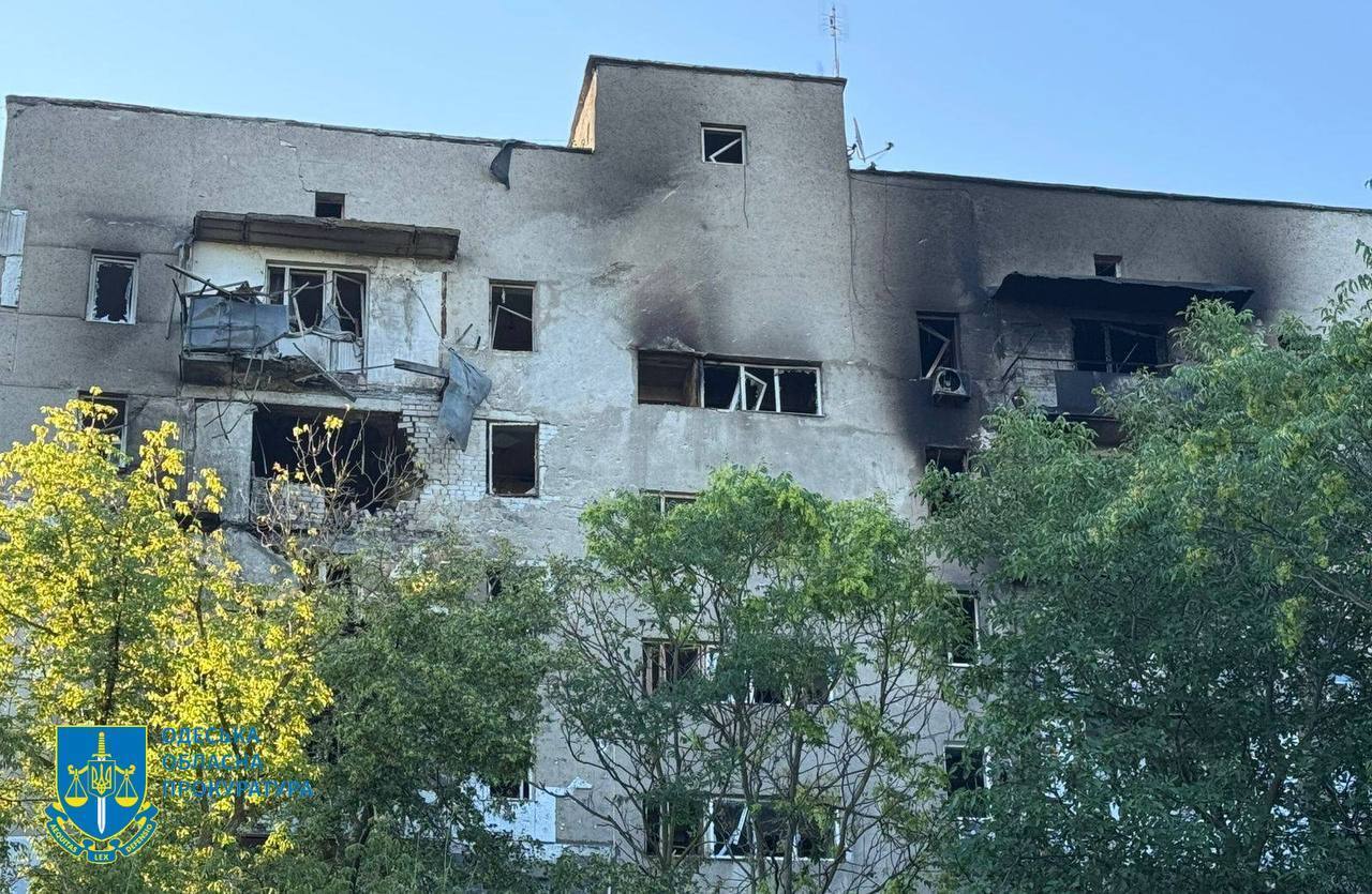 РФ массированно ударила дронами по Одессе: вспыхнула многоэтажка, есть жертва и пострадавшие. Фото и видео