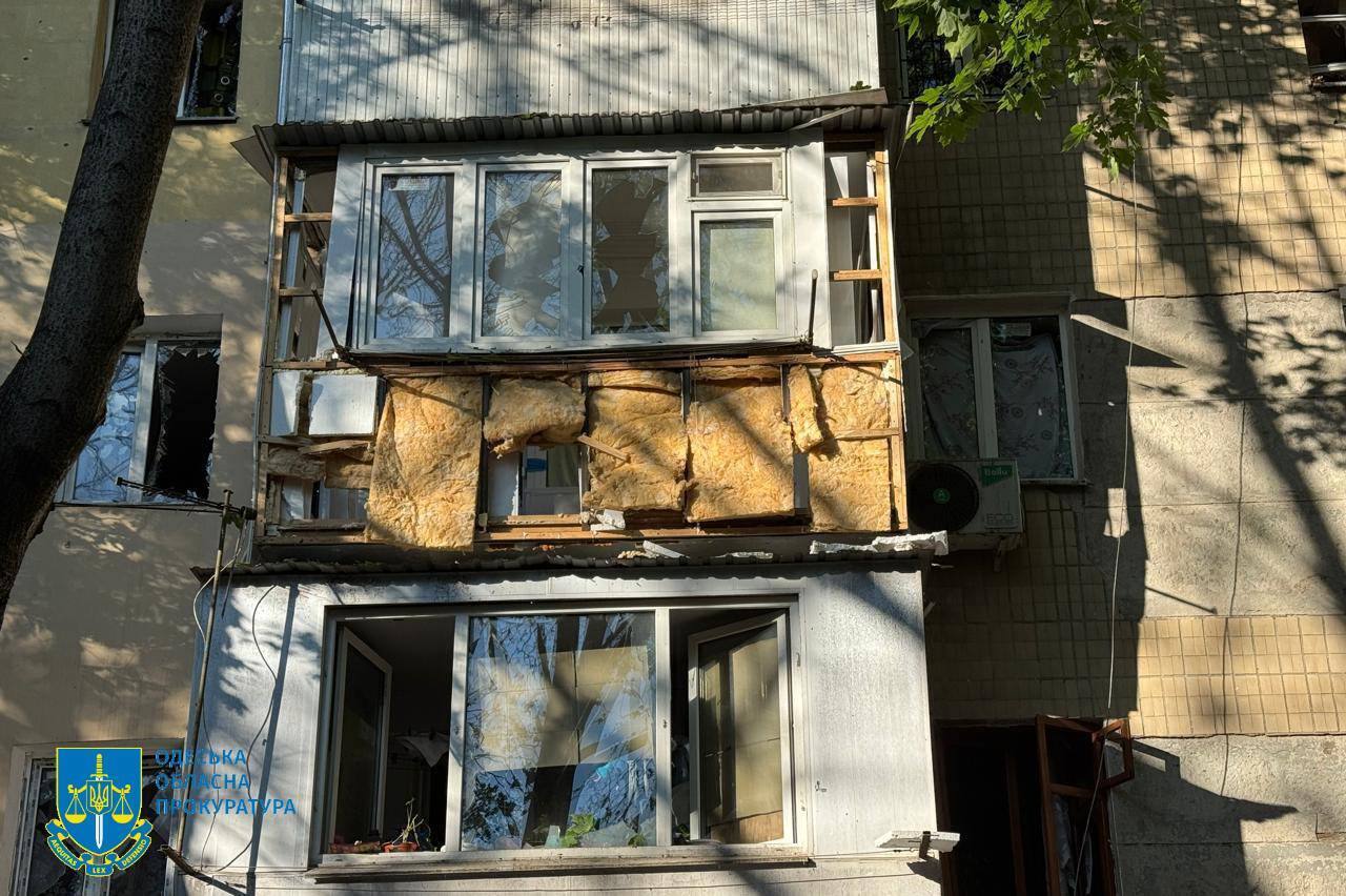 РФ массированно ударила дронами по Одессе: вспыхнула многоэтажка, есть жертва и пострадавшие. Фото и видео