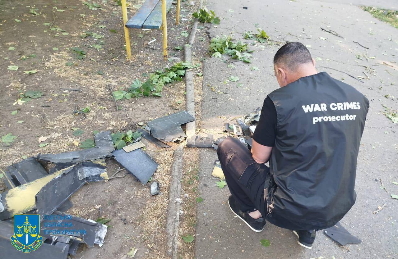 РФ массированно ударила дронами по Одессе: вспыхнула многоэтажка, есть жертва и пострадавшие. Фото и видео