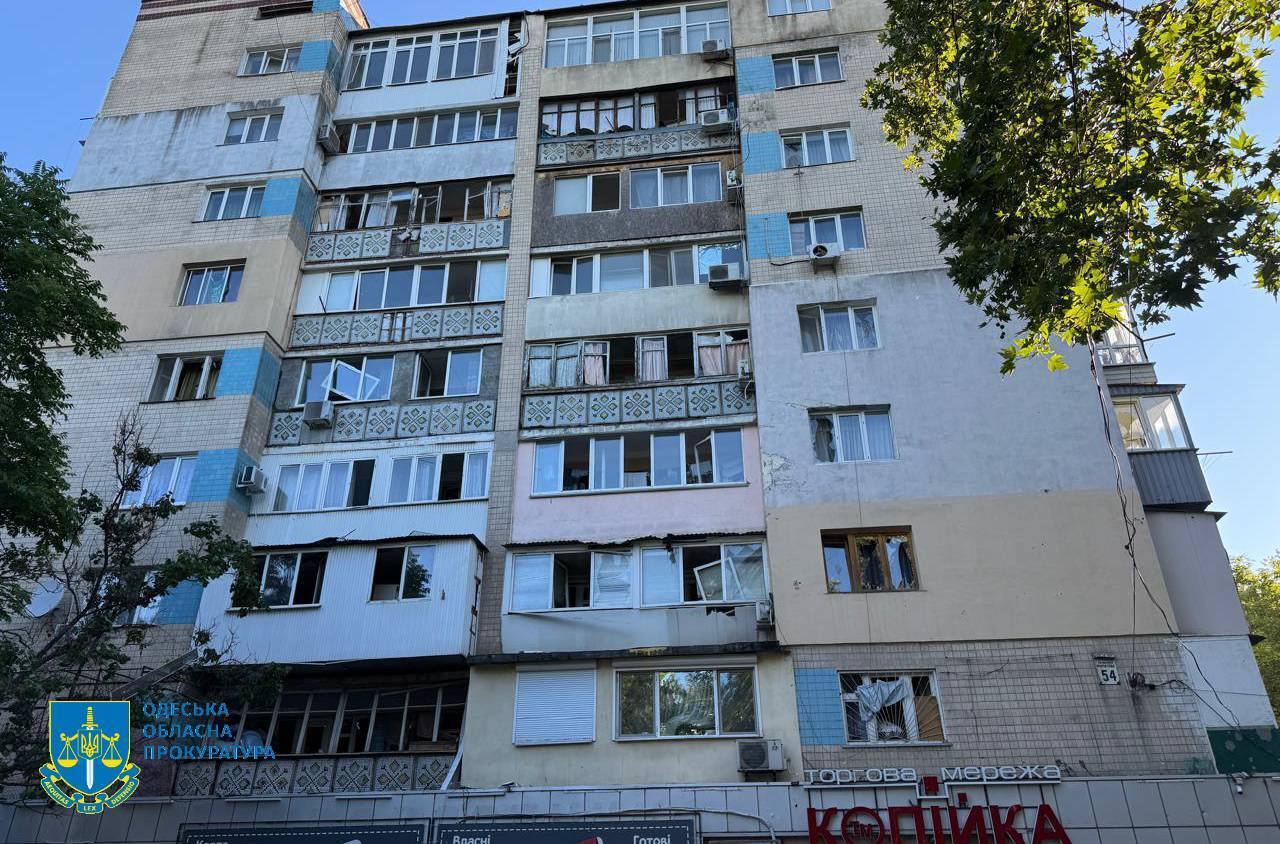 РФ массированно ударила дронами по Одессе: вспыхнула многоэтажка, есть жертва и пострадавшие. Фото и видео