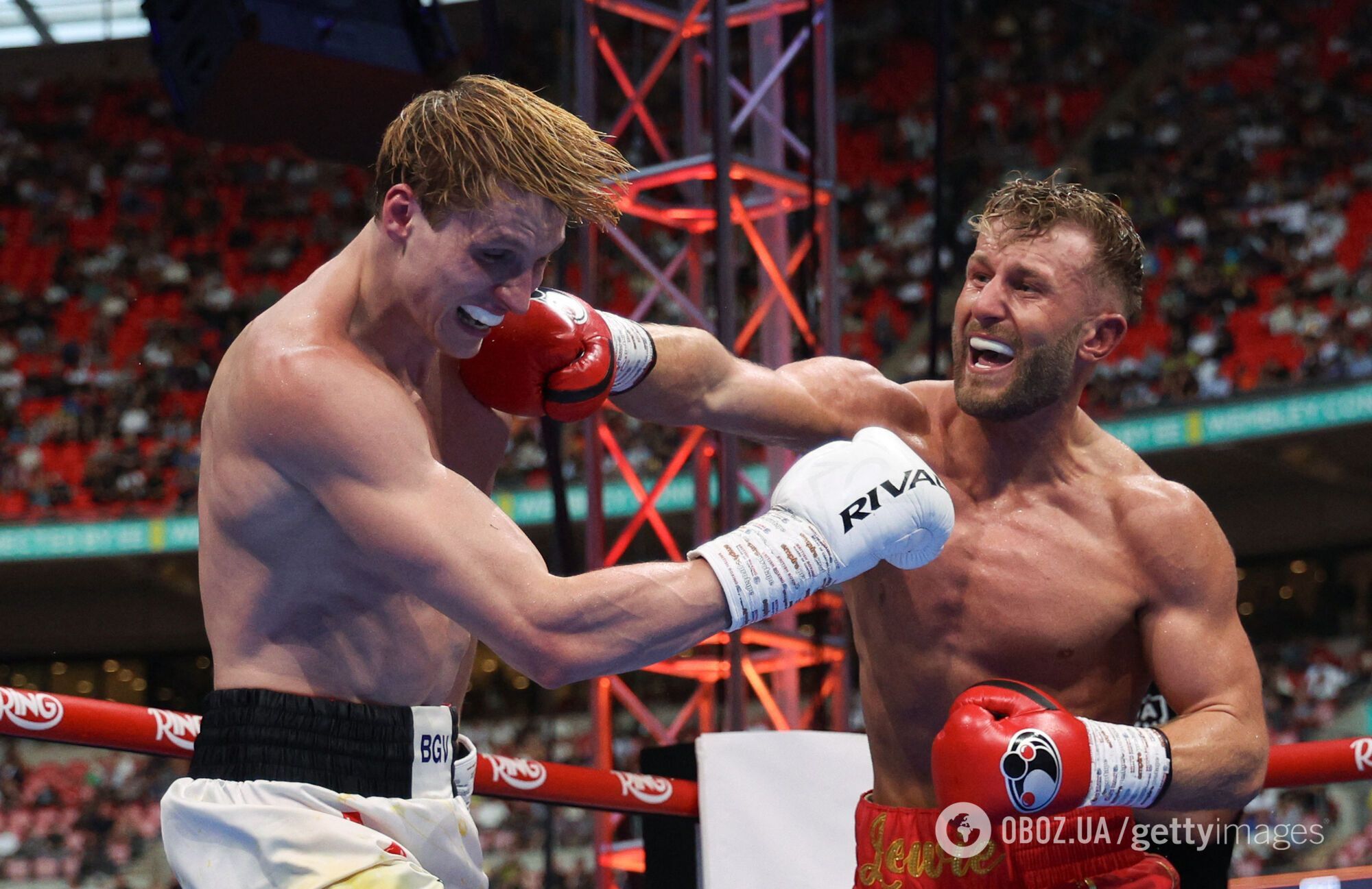 Непобедимого украинского боксера повесили на канаты в бою на "Уэмбли". Видео