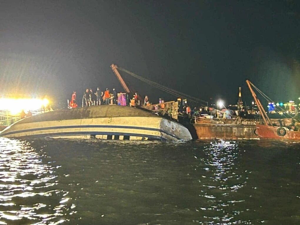 Во Вьетнаме перевернулась лодка с туристами: по меньшей мере 35 человек погибли. Видео
