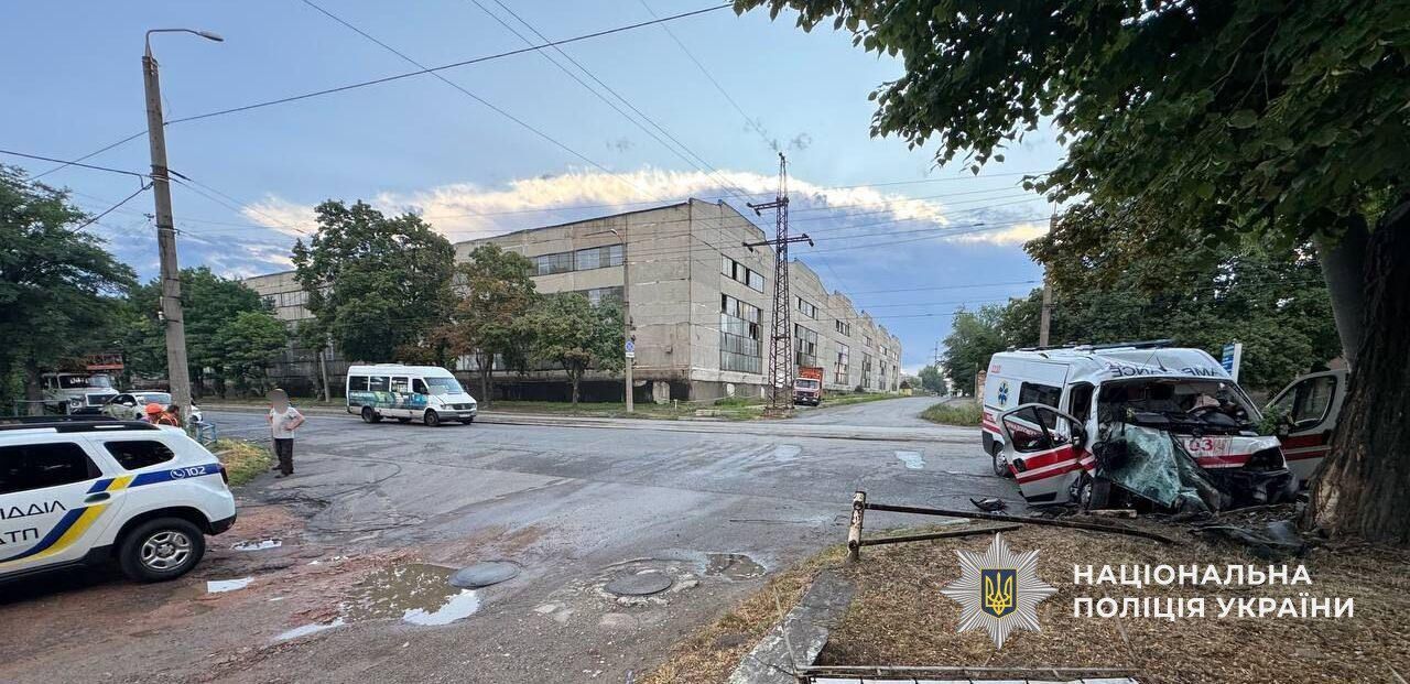 В Днепре скорая влетела в столб: один из медиков погиб. Фото с места ДТП