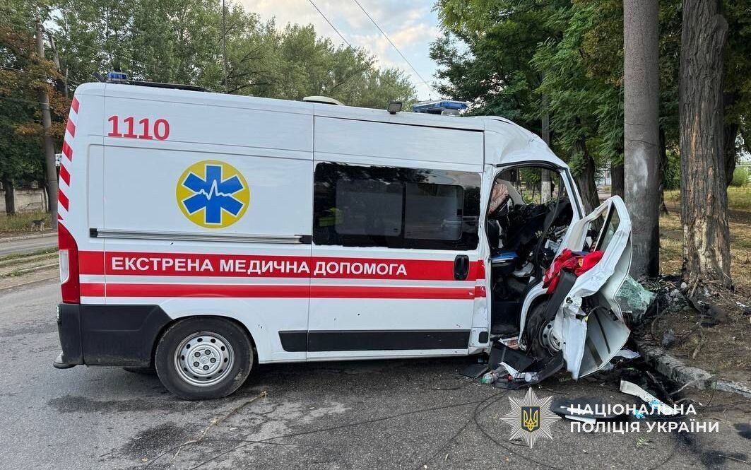 В Днепре скорая влетела в столб: один из медиков погиб. Фото с места ДТП