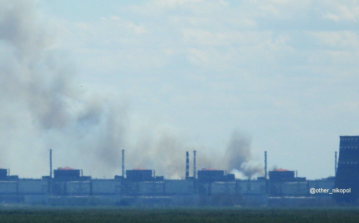 Над Запорізькою АЕС піднялися стовпи диму: вся окупована частина області була без світла. Фото