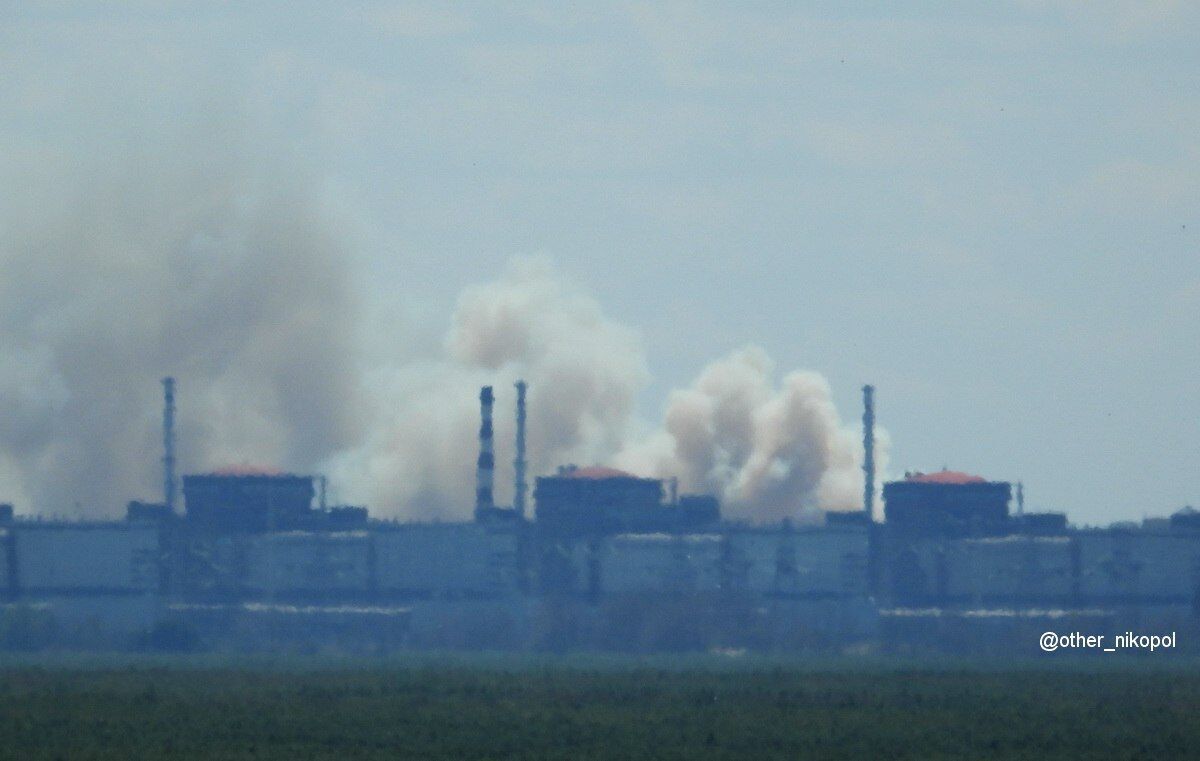 Над Запорізькою АЕС піднялися стовпи диму: вся окупована частина області була без світла. Фото