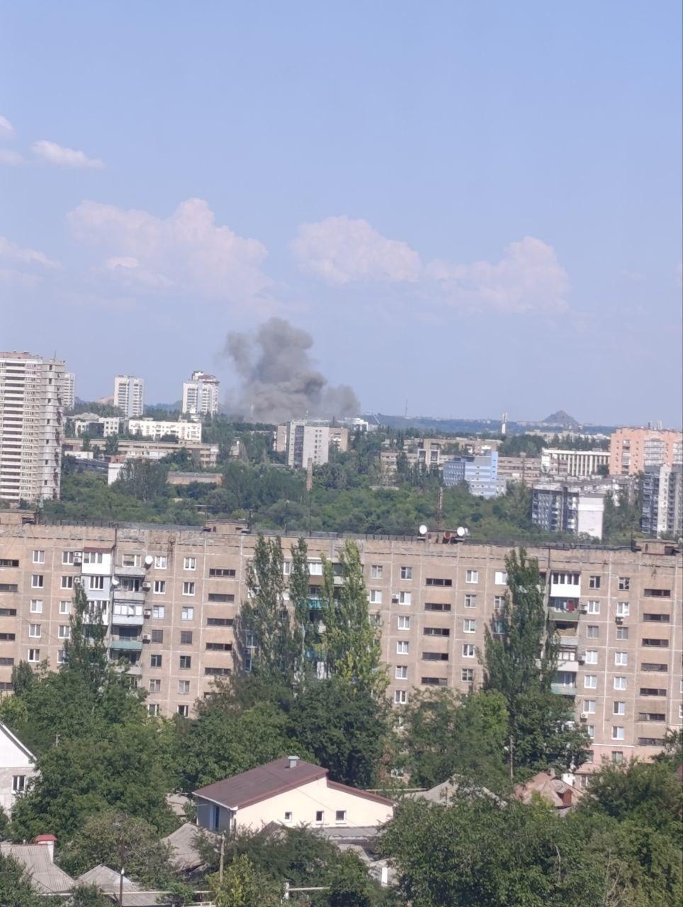В окупованому Донецьку заявили про прильоти: над містом здійнявся дим. Фото