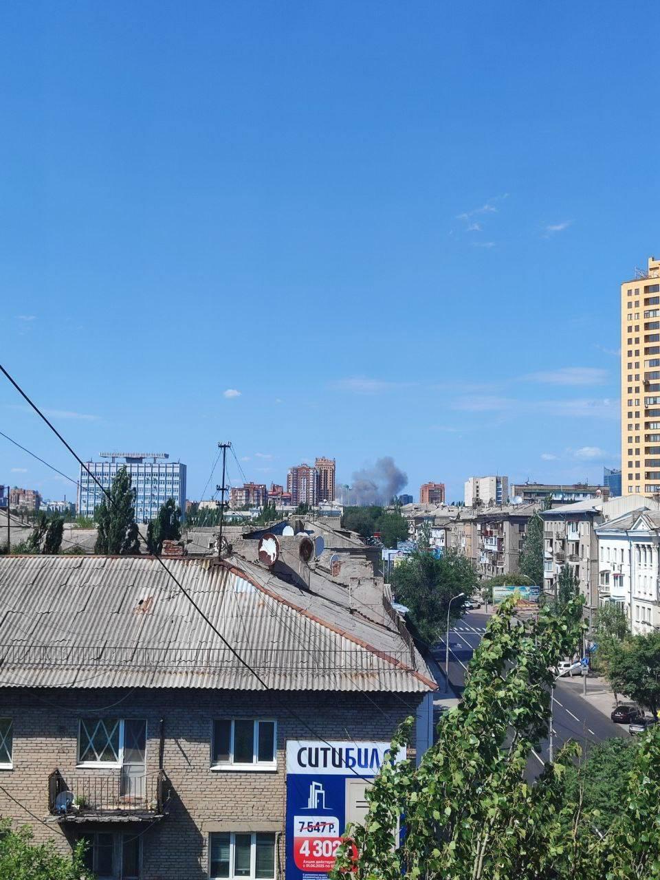 В окупованому Донецьку заявили про прильоти: над містом здійнявся дим. Фото
