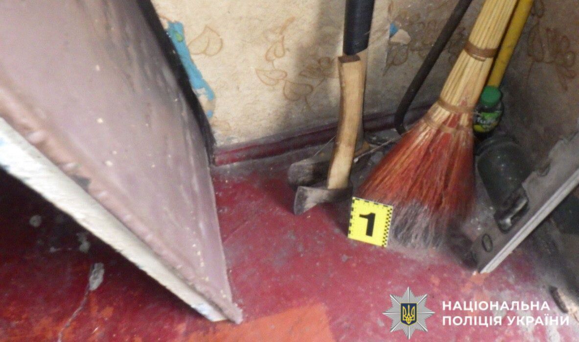 На Київщині рецидивіст вдарив чоловіка сокирою по голові, а потім пограбував. Фото