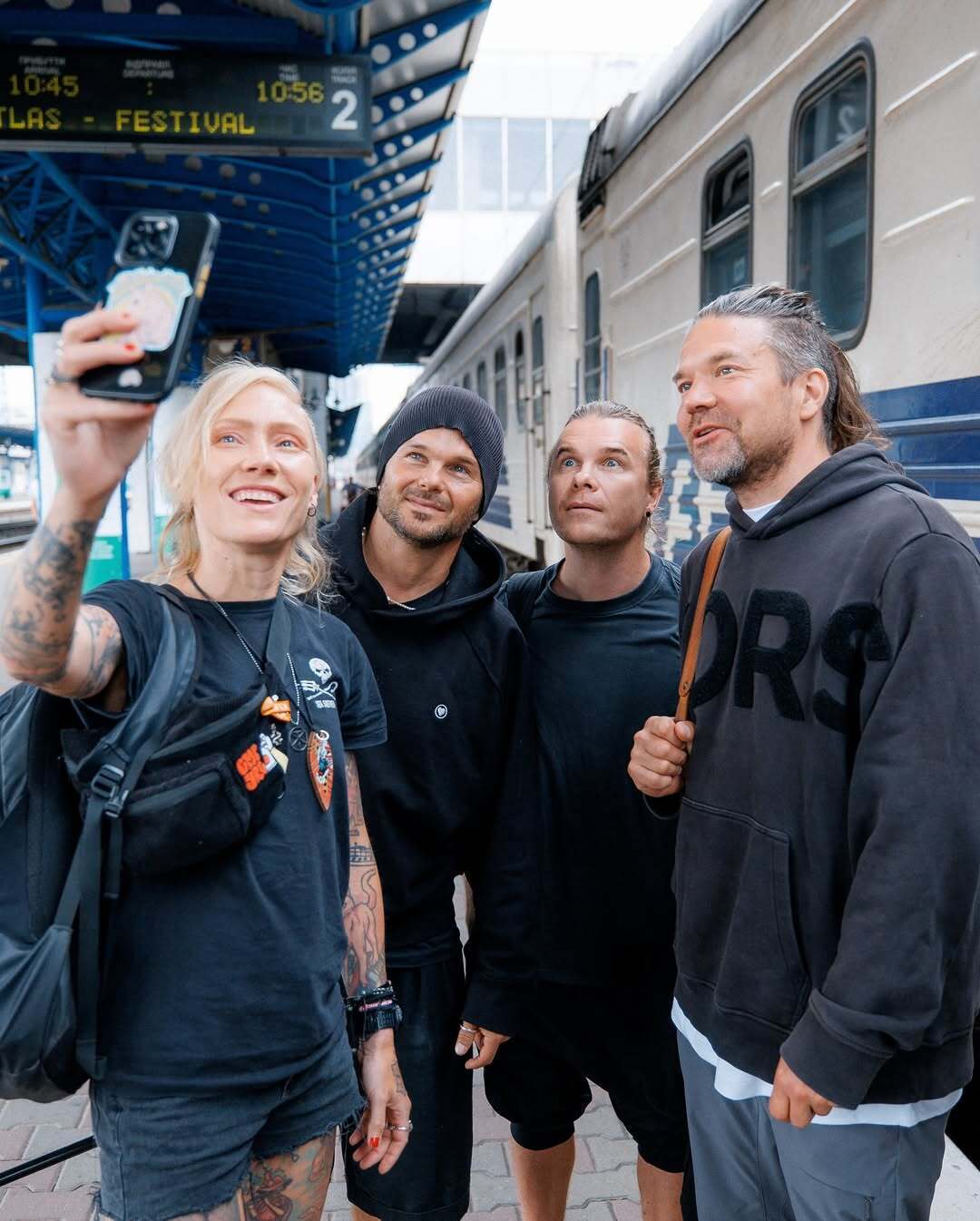 "Я измотан за два дня, а вы так живете 1242!" Вокалист The Rasmus после ночи в укрытии в Киеве не сдержал эмоций