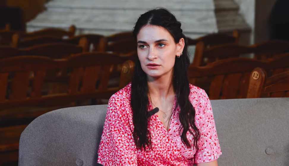 "Это вы та девушка в очках, которая влюбленно смотрит на солиста?" Еще одна участница хора "Гомон" рассказала о неожиданной славе