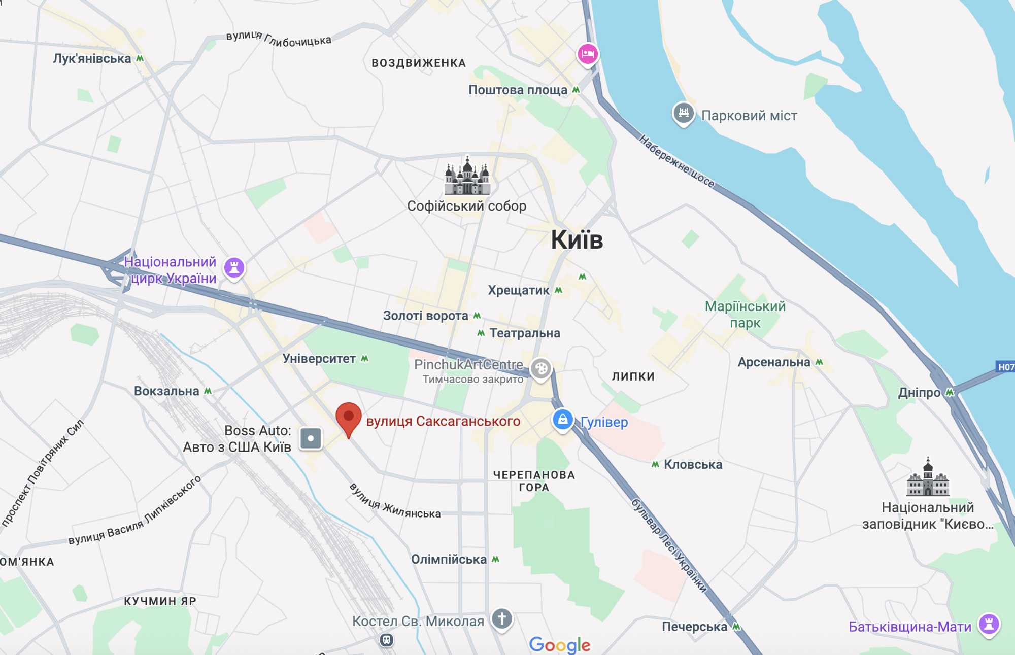 В Киеве Mercedes влетел в летнюю террасу кафе: есть пострадавшая. Фото и видео
