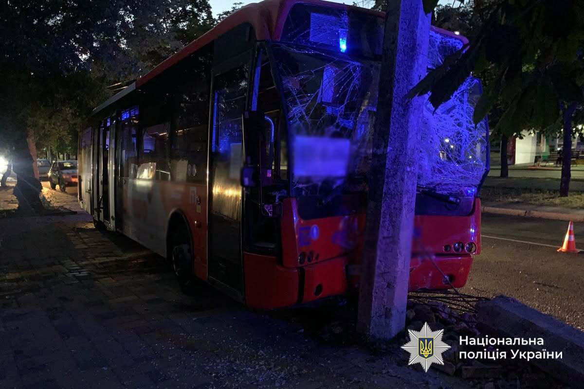 У Черкасах автобус влетів в електроопору: постраждали шестеро людей. Фото