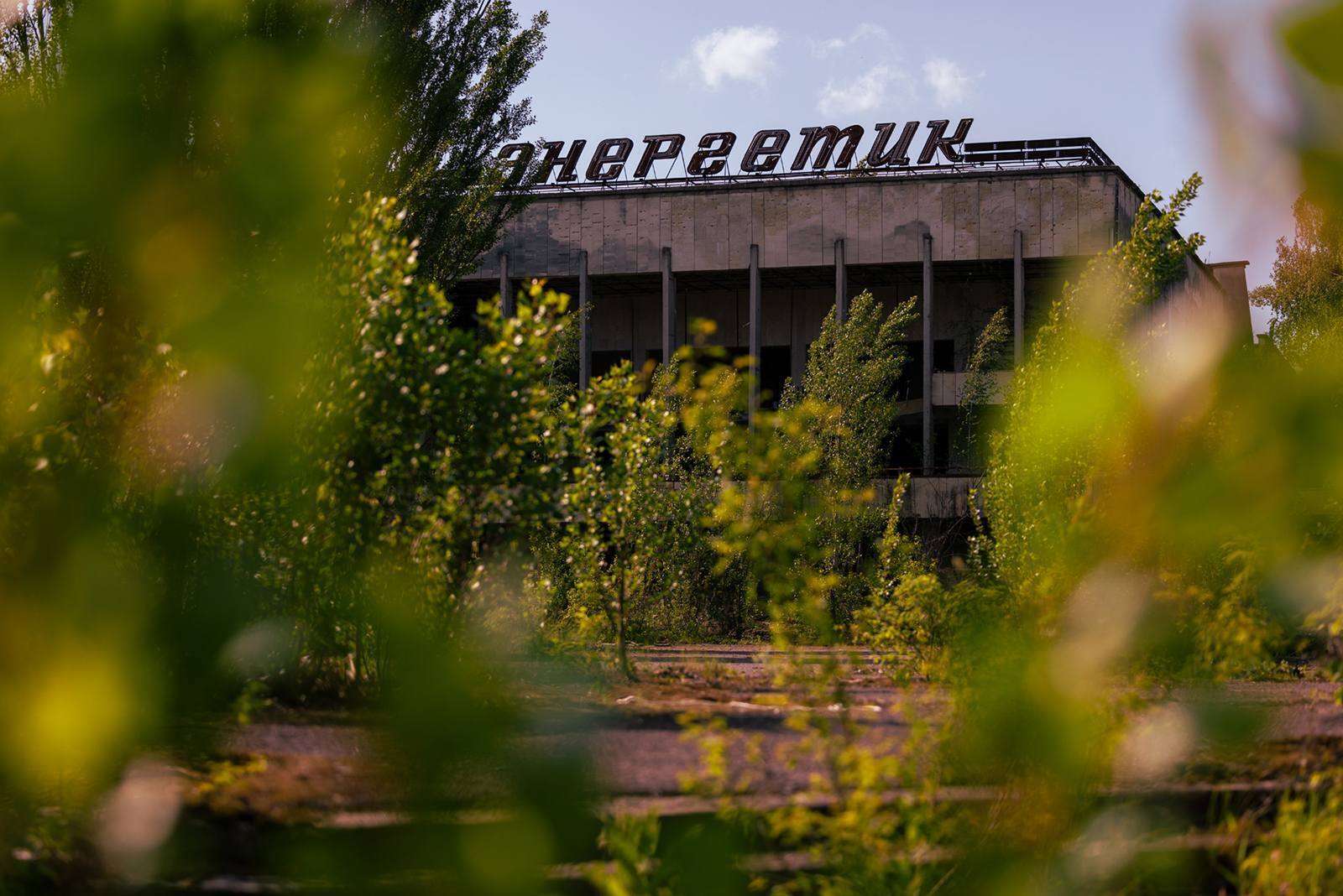 Молчаливое, но не безмолвное: как выглядит одно из самых известных зданий Припяти. Новые фото