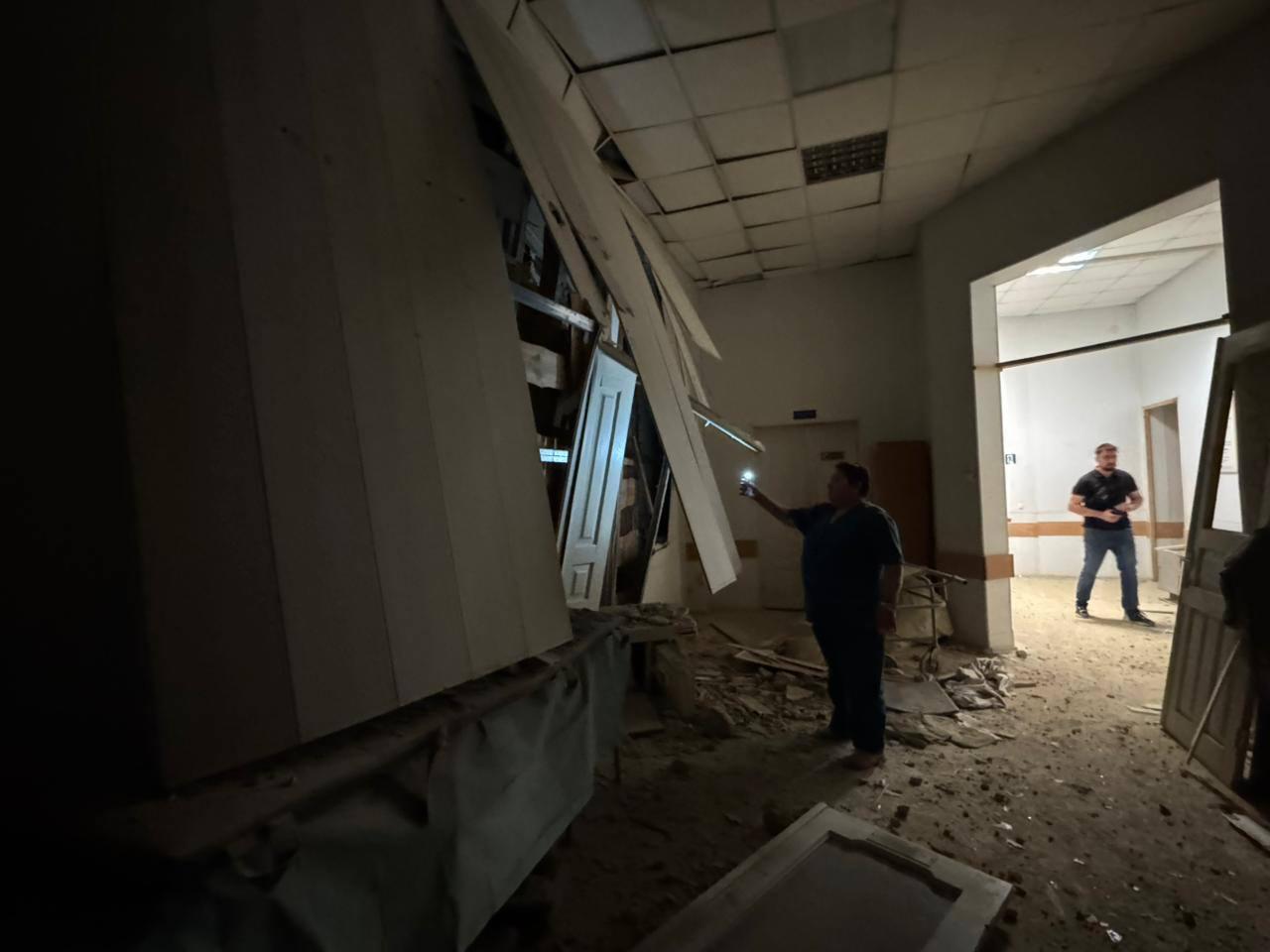 Оккупанты из артиллерии ударили по больнице в Херсоне: пострадали восемь человек