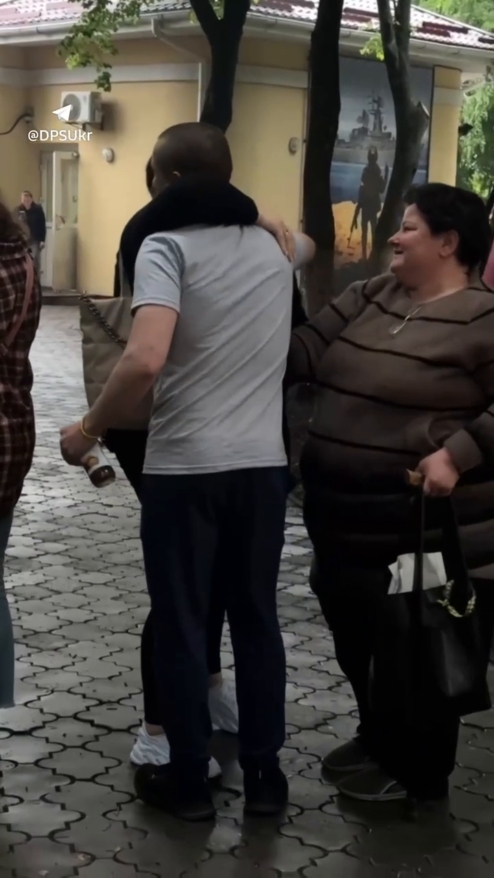 "Твой папа едет домой": эмоциональная реакция семьи пограничника на освобождение его из российского плена. Видео