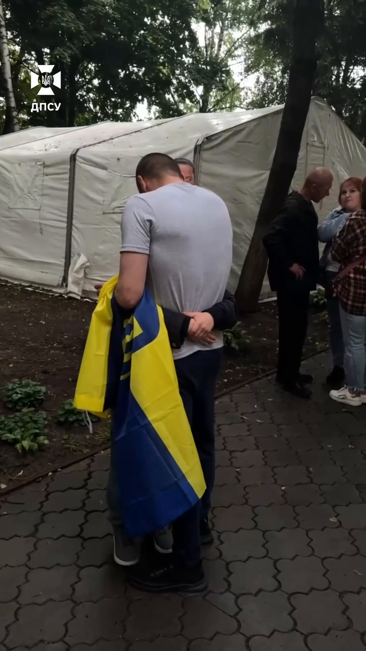 "Твой папа едет домой": эмоциональная реакция семьи пограничника на освобождение его из российского плена. Видео