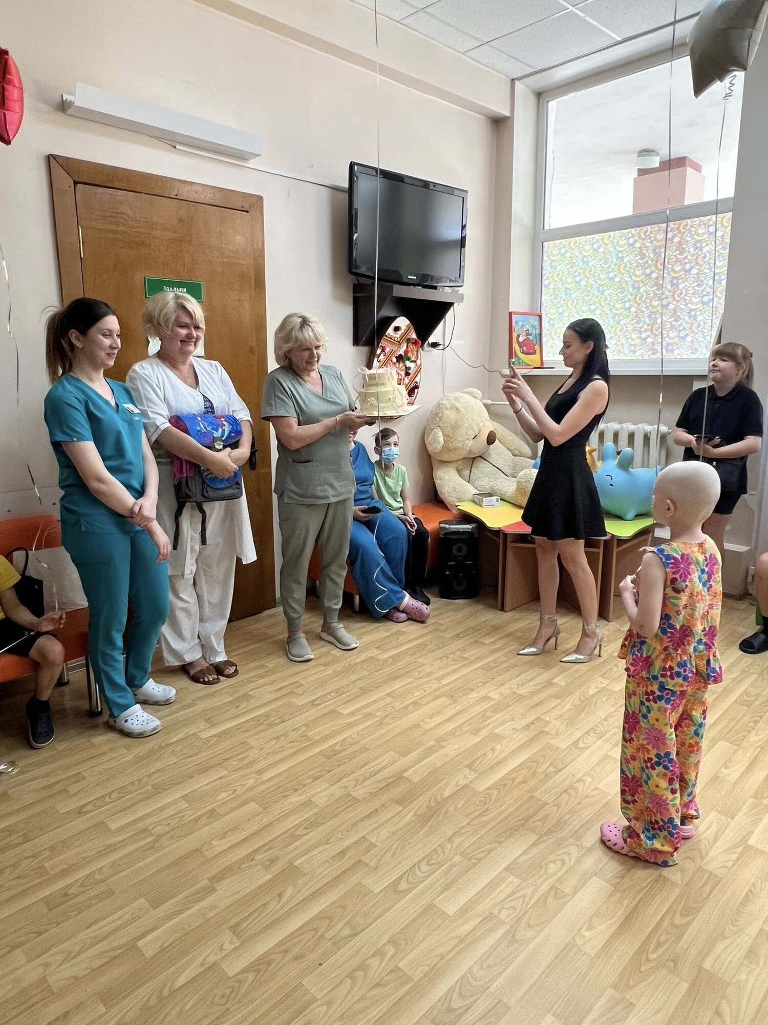 Это победа и новое начало: из Ивано-Франковской больницы выписали девочку, которая поборола лейкемию. Фото