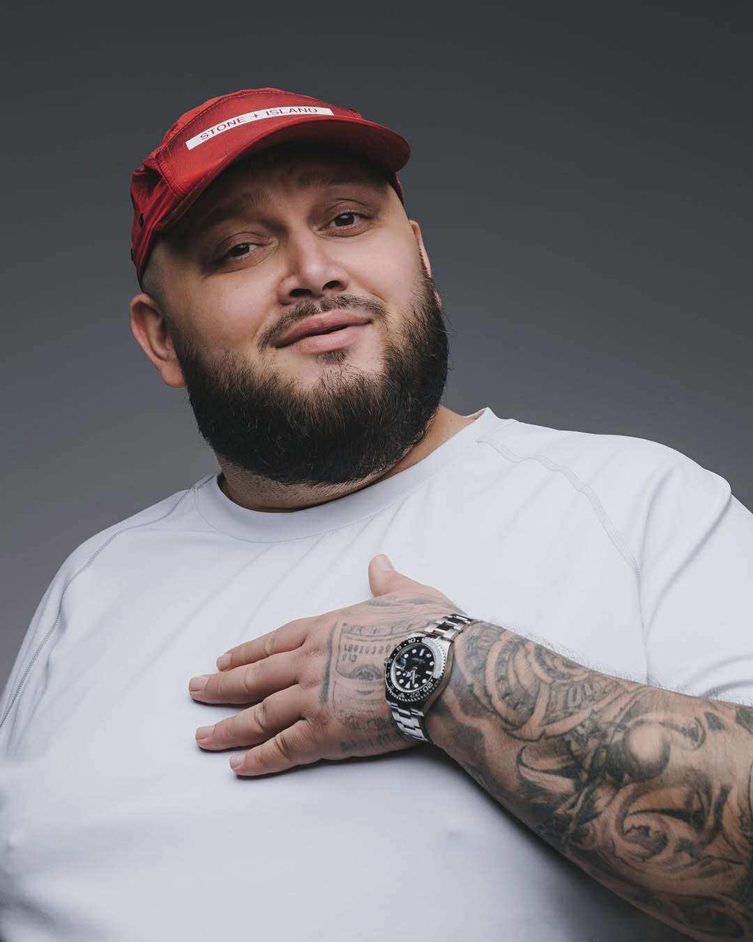 Київстонер, який виїхав з України після 24 лютого, "підколов" ведучого через українську мову і пояснив, чому спілкуватиметься російською й надалі