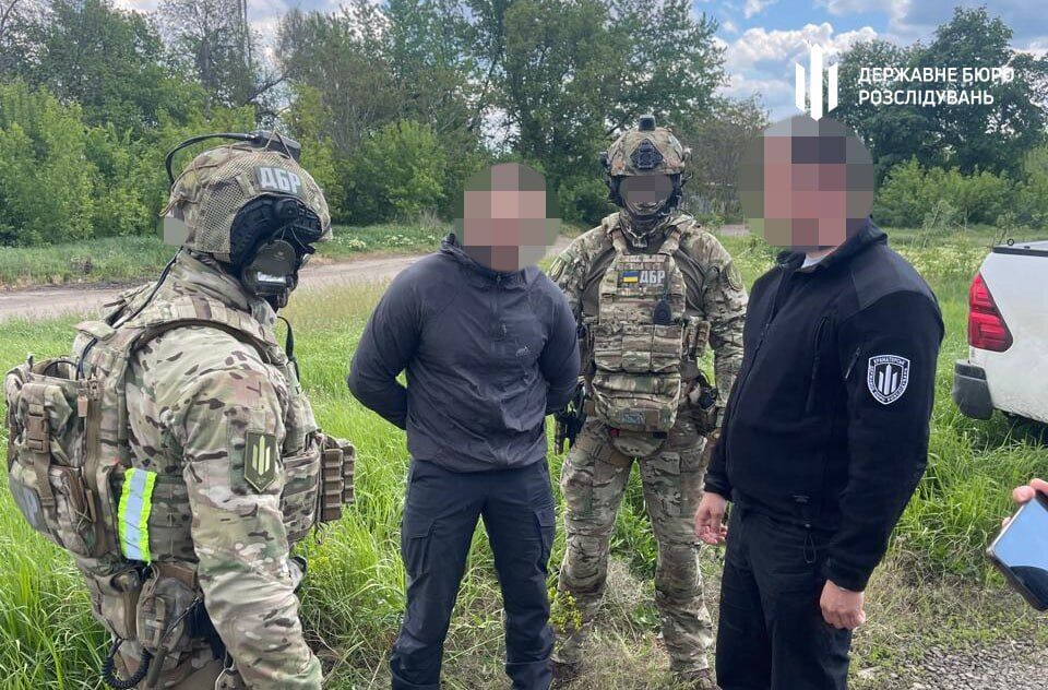 Першого "клієнта" знайшов через соцмережі: ДБР затримало військовослужбовця, який намагався продати зброю на понад 1,7 млн грн