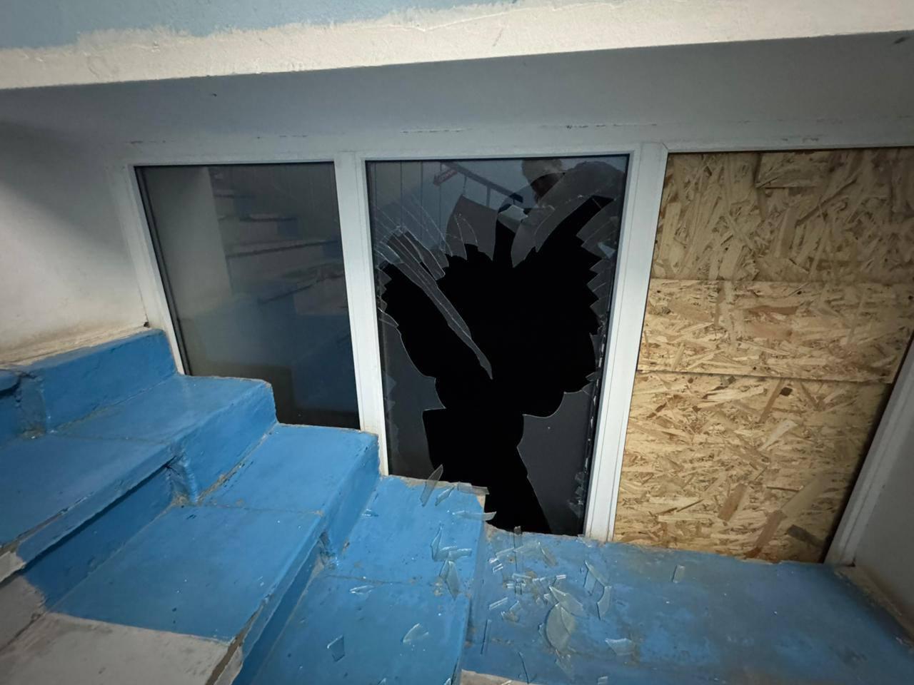 Оккупанты из артиллерии ударили по больнице в Херсоне: пострадали восемь человек