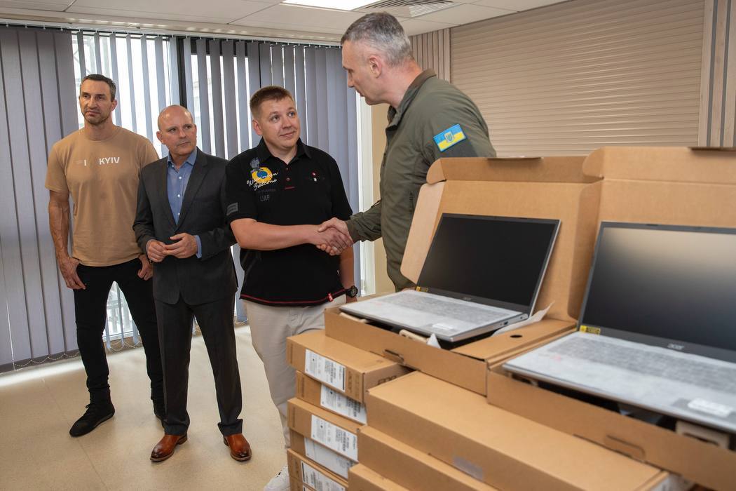 Кличко передал киевскому медцентру 65 ноутбуков Acer от меценатов