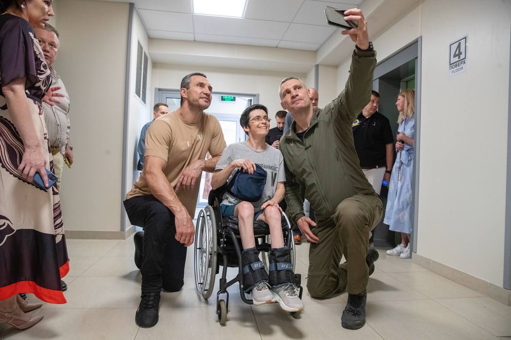 Кличко передал киевскому медцентру 65 ноутбуков Acer от меценатов