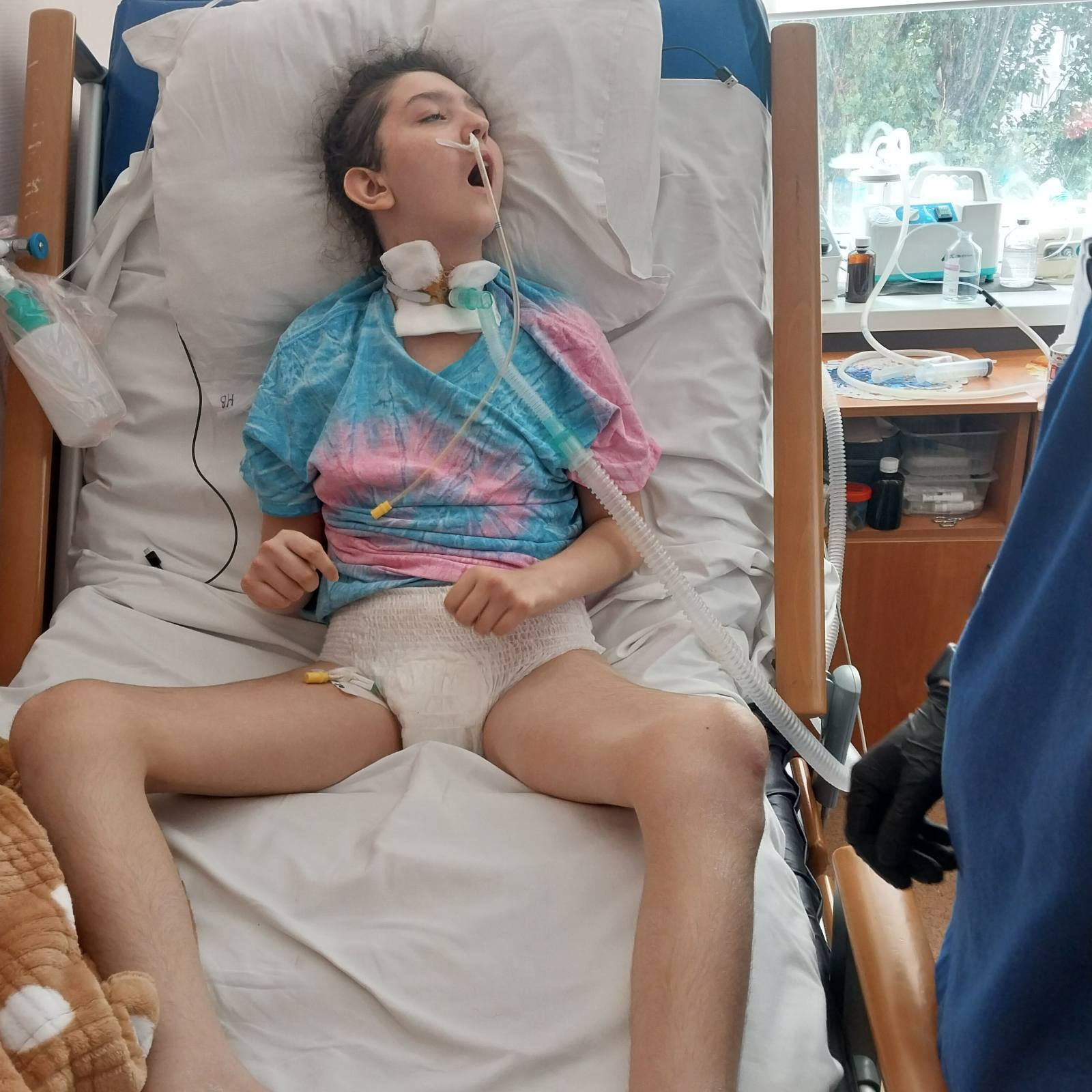 Після падіння з велосипеда розвинулася важка хвороба: доньці військового з Миколаєва потрібна допомога