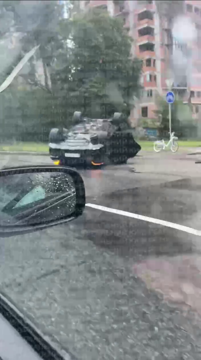 Киев снова затопило после дождя: улицы стали реками, а спуски в метро – водопадами. Видео