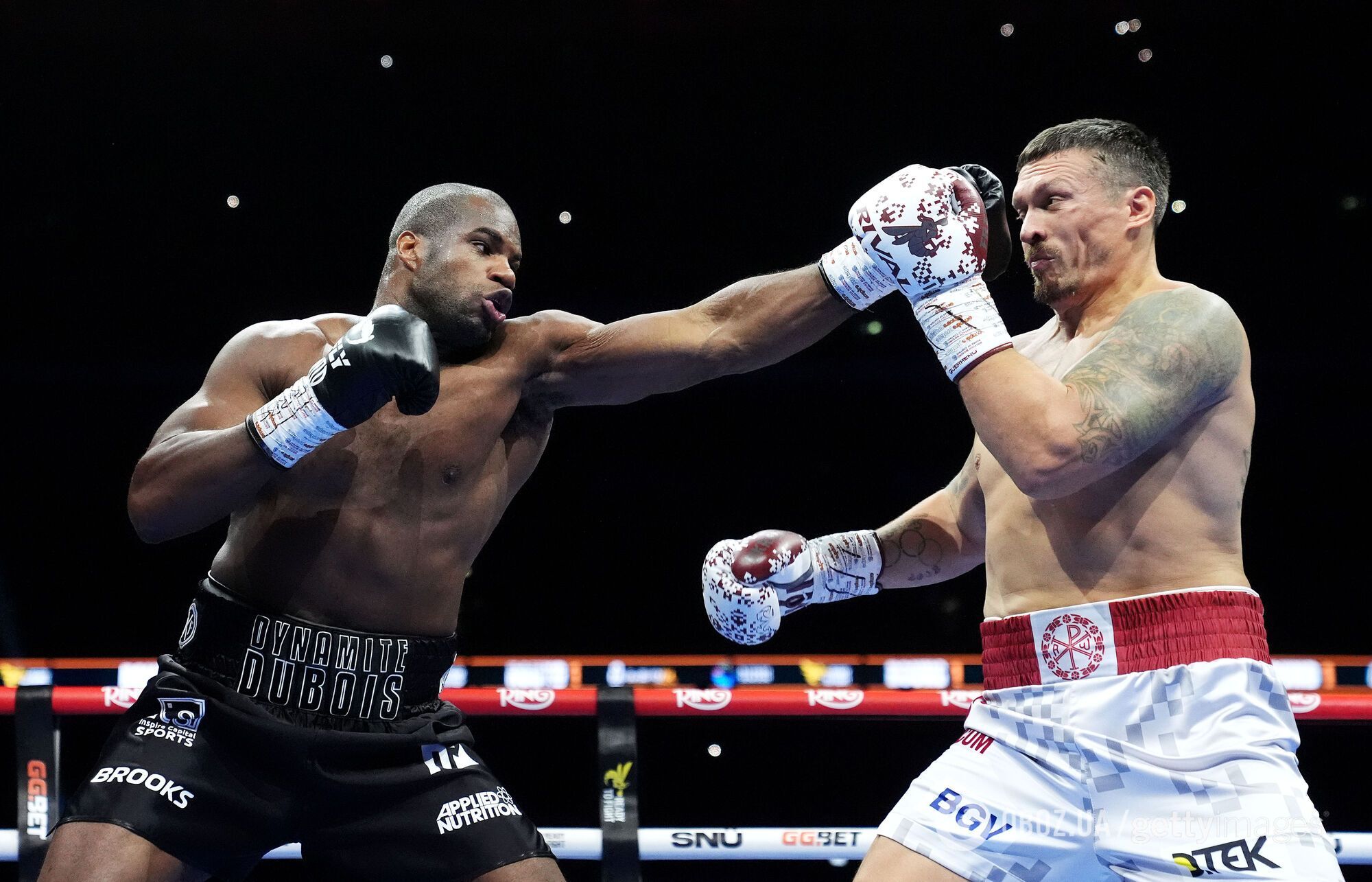 Стало известно, кто побеждал по очкам перед нокаутом в бою Усик – Дюбуа. Опубликованы судейские записки