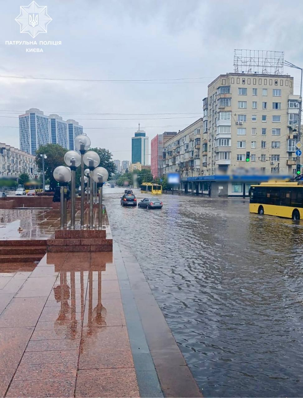 Киев снова затопило после дождя: улицы стали реками, а спуски в метро – водопадами. Видео