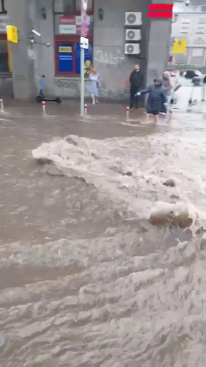 Киев снова затопило после дождя: улицы стали реками, а спуски в метро – водопадами. Видео