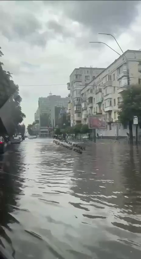 Киев снова затопило после дождя: улицы стали реками, а спуски в метро – водопадами. Видео