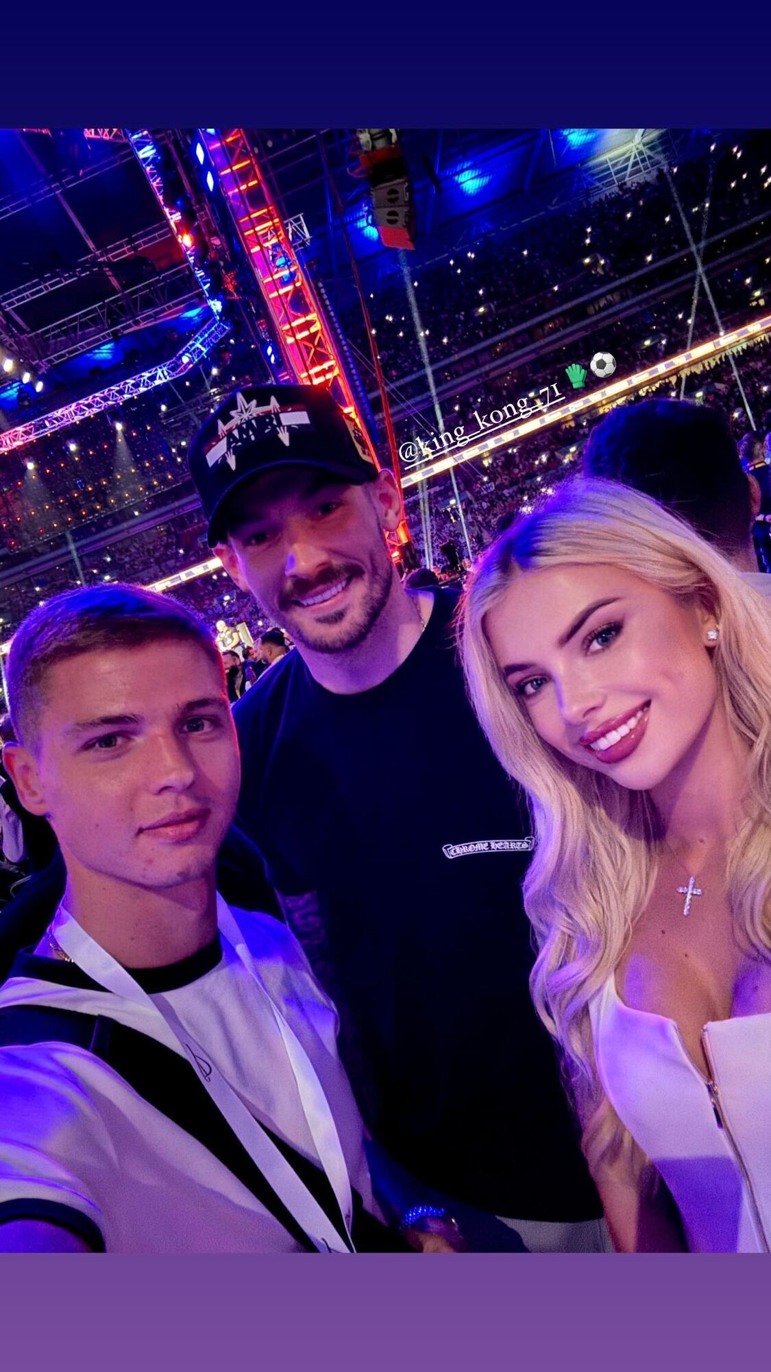 Знаменитый футболист сборной Украины, завершивший карьеру, похвастался свободным выездом за границу в Лондон на бой Усика. Фотофакт