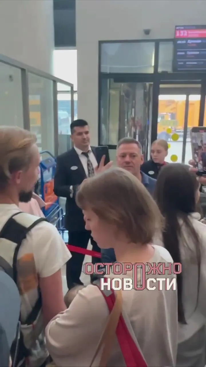 У Росії масштабний колапс після нічної атаки дронів: літаки не літають, а потяги застрягли посеред дороги. Відео