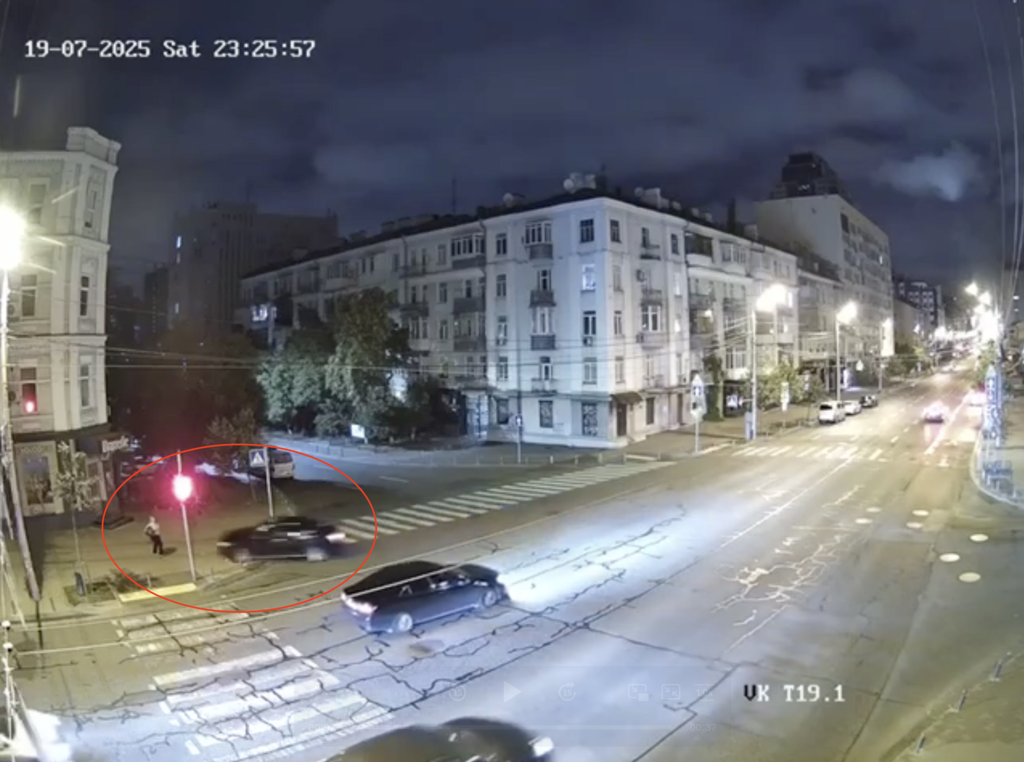 У Києві працівник прокуратури збив жінку та втік з місця ДТП: в ОГПУ відреагували. Відео