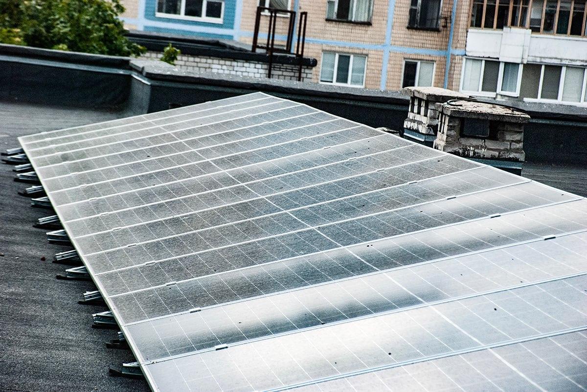 Отключения света больше не пугают: в Днепре более 60 школ оборудовали солнечными панелями