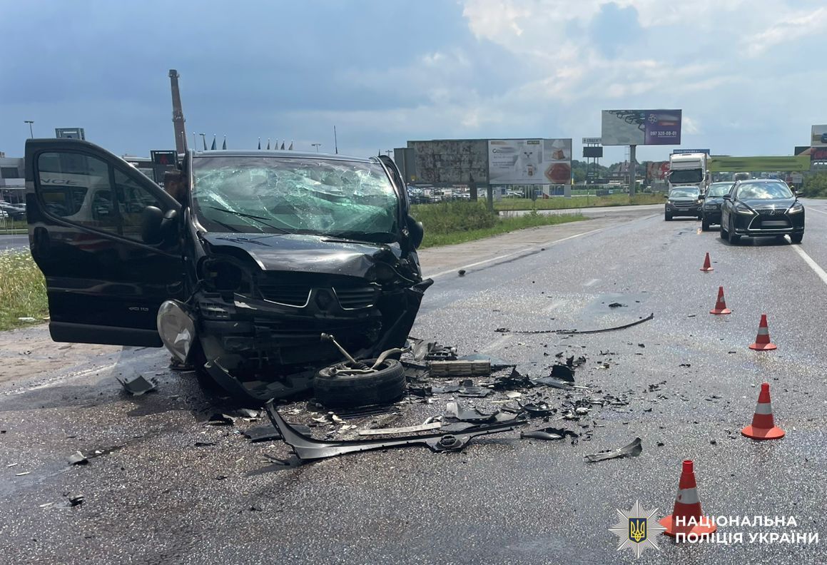 Под Львовом 21-летний водитель BMW въехал в микроавтобус: семь человек попали в больницу. Фото